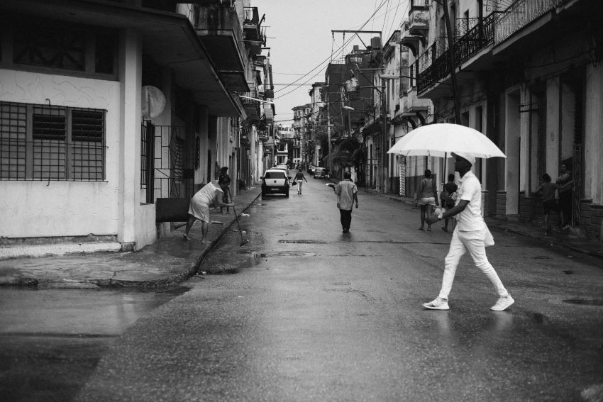 Man_walking_with_parasol_in_Havana_Cuba